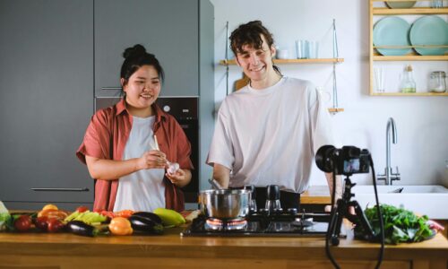 Kol Influencer Adalah: Perbedaan dan Manfaat untuk Bisnis